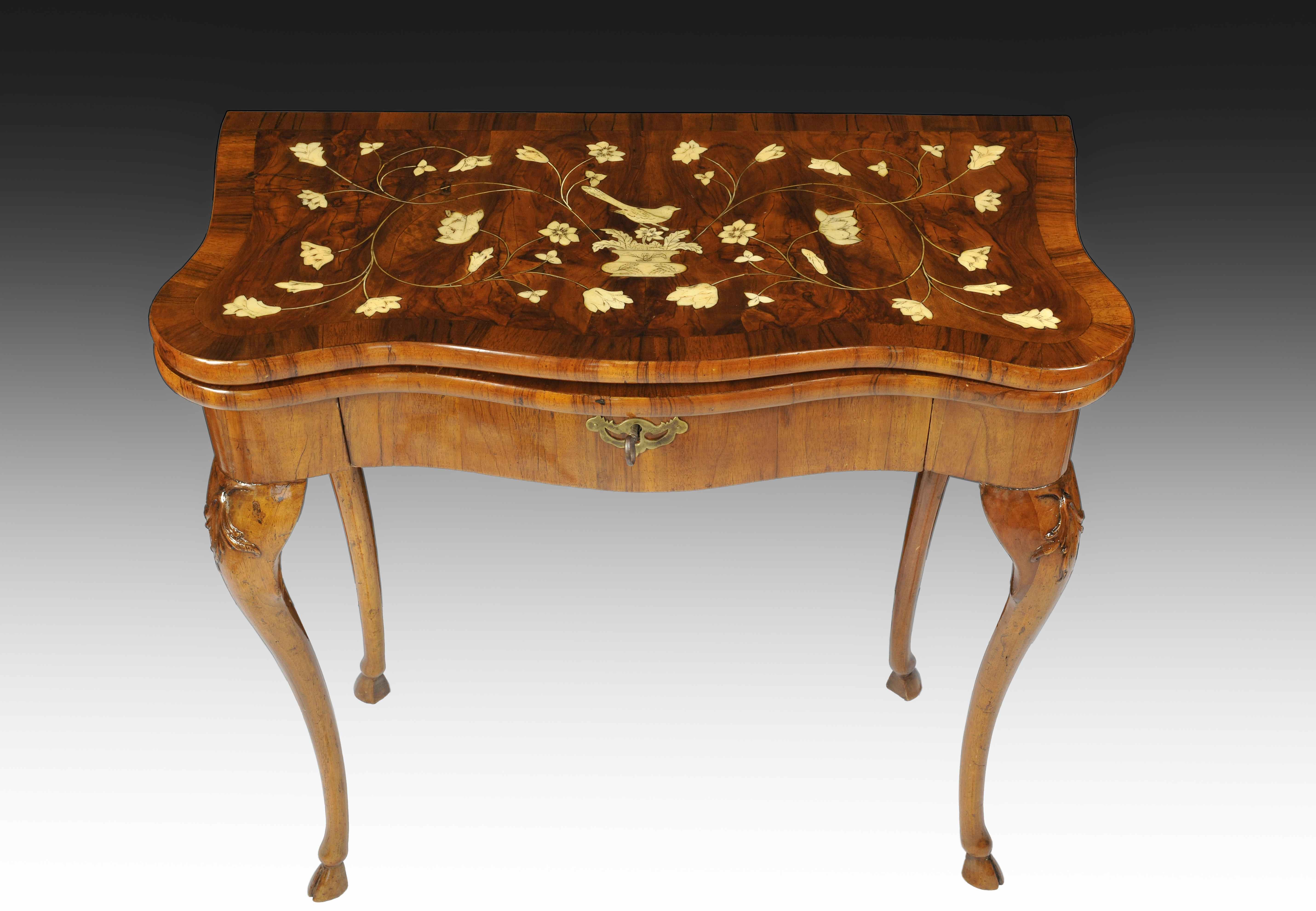 Tavolino da gioco con intarsi in avorio