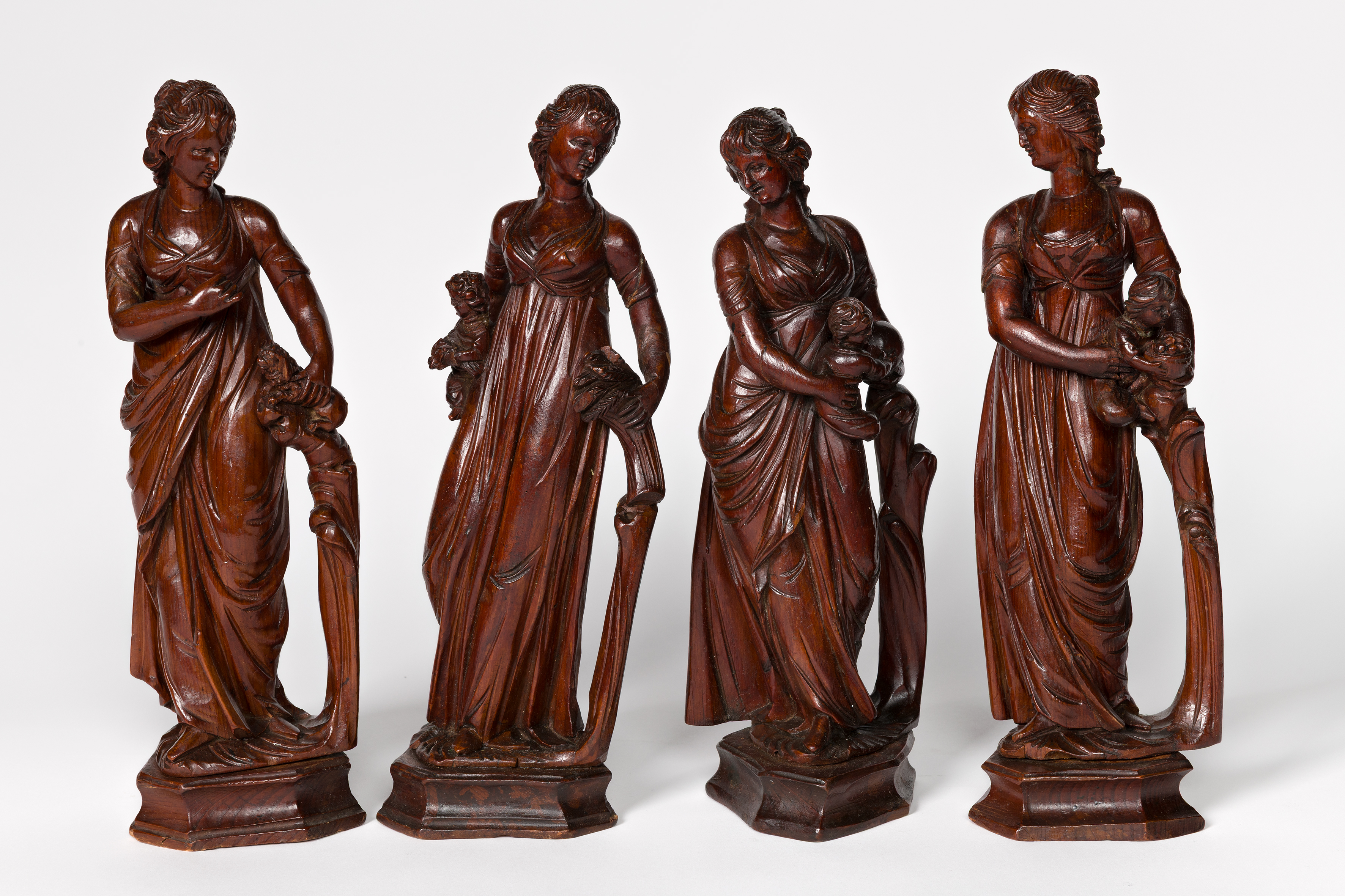 Quattro statuine femminili in legno di cirmolo Veneziane