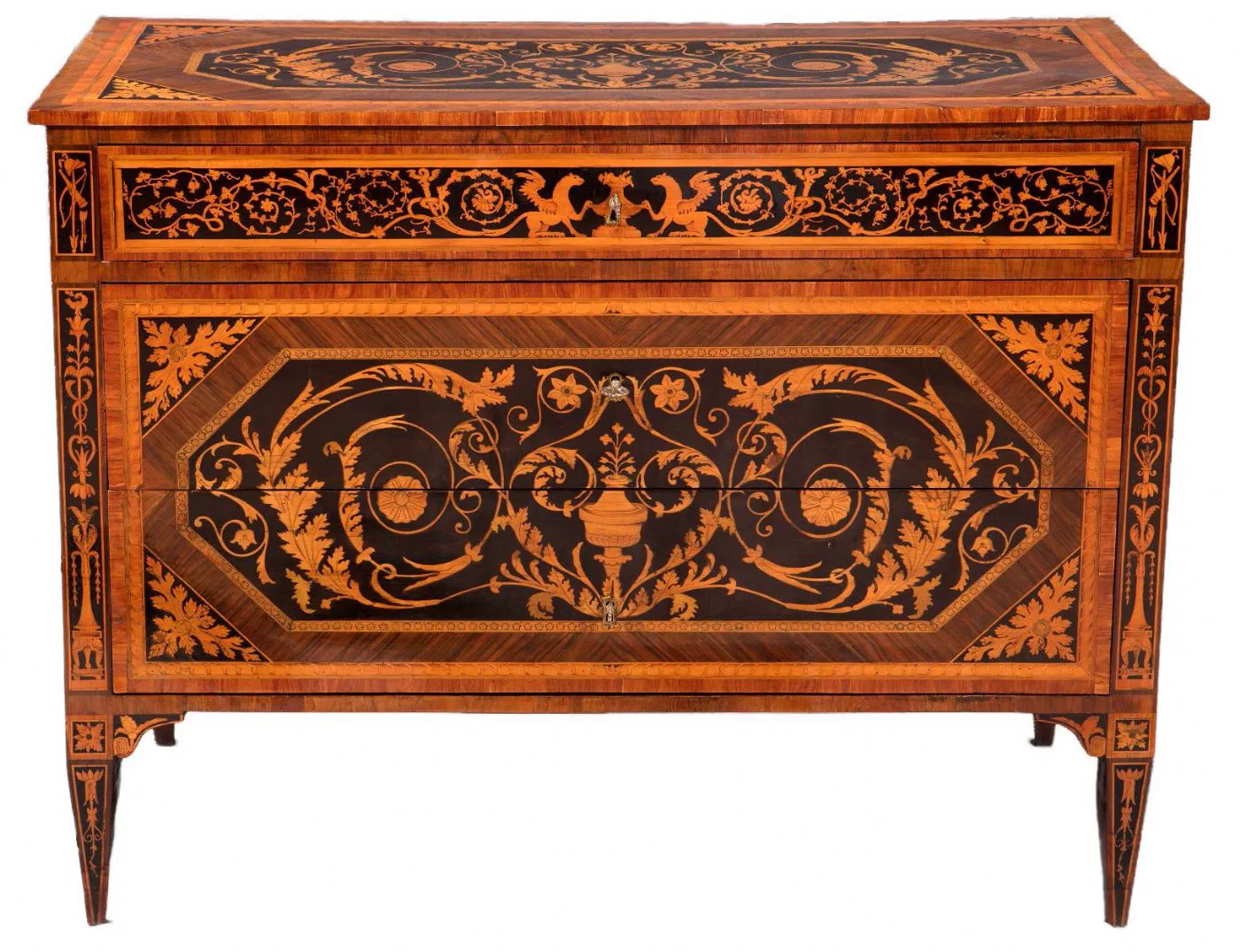 Cassettone a tre ordini di cassetti